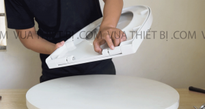 Nắp-bồn-cầu-INAX-CF-602VS-CF602VS-rơi-êm-1